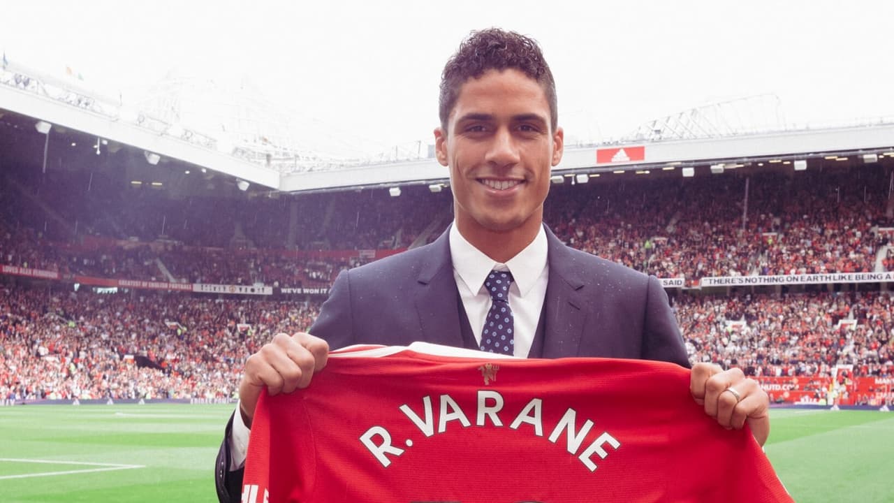 El United anuncia a Raphael Varane... ¡lo presenta en pleno juego!