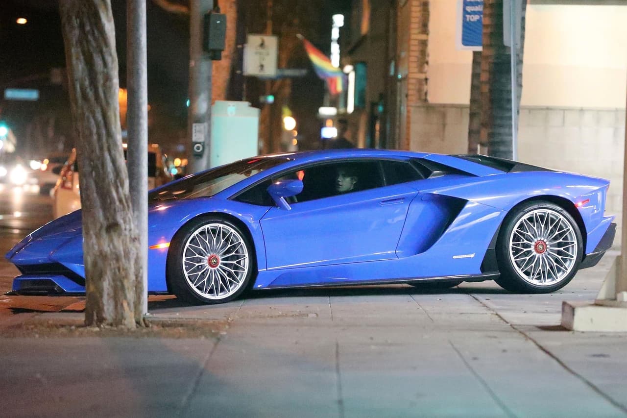 Sin duda Justin Bieber tiene más de un Lamborghini en casa.
<b> Este Aventador S</b> en otra tonalidad de azul también ha sido manejado por el cantante.