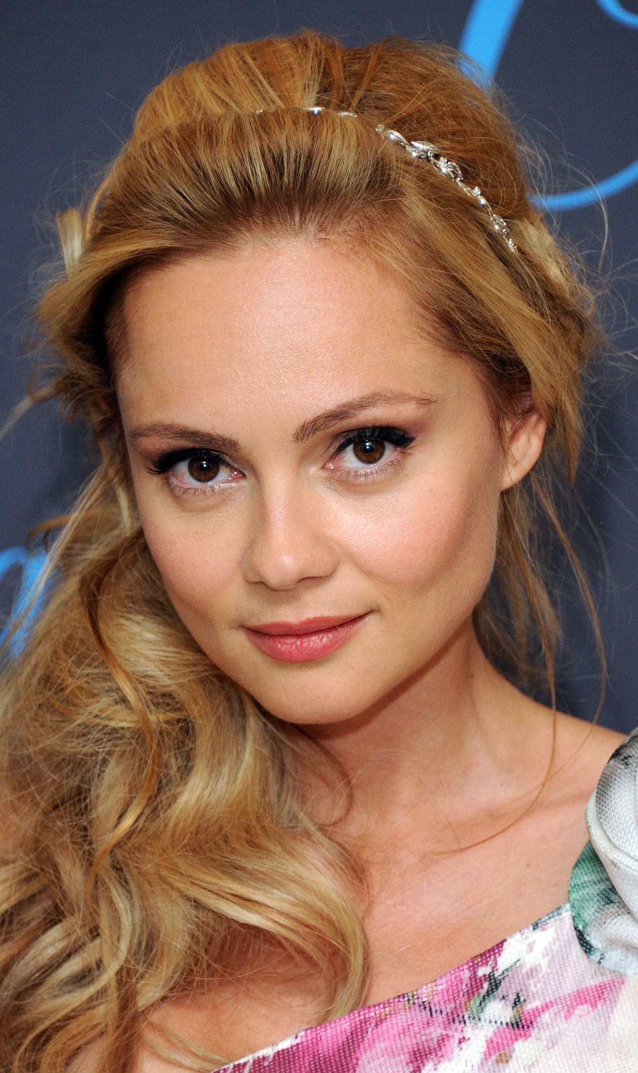 Para un atuendo más 'girly' puedes llevar el cabello más suelto, agregar una tiara y hacer la 'ponytail' por un lado.