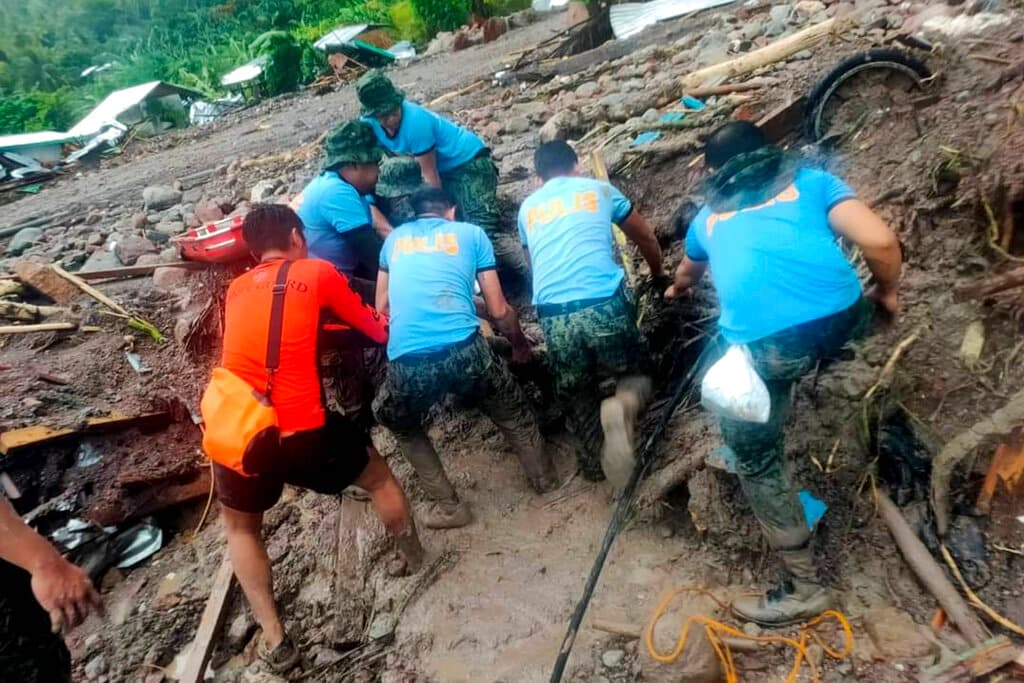 En esta fotografía proporcionada por la Guardia Costera de Filipinas, rescatistas extraen cadáveres de un deslave generado por la tormenta tropical Nalgae este viernes 28 de octubre en Barangay Kushong, Datu Odin Sinsuat, provincia de Maguindanao.