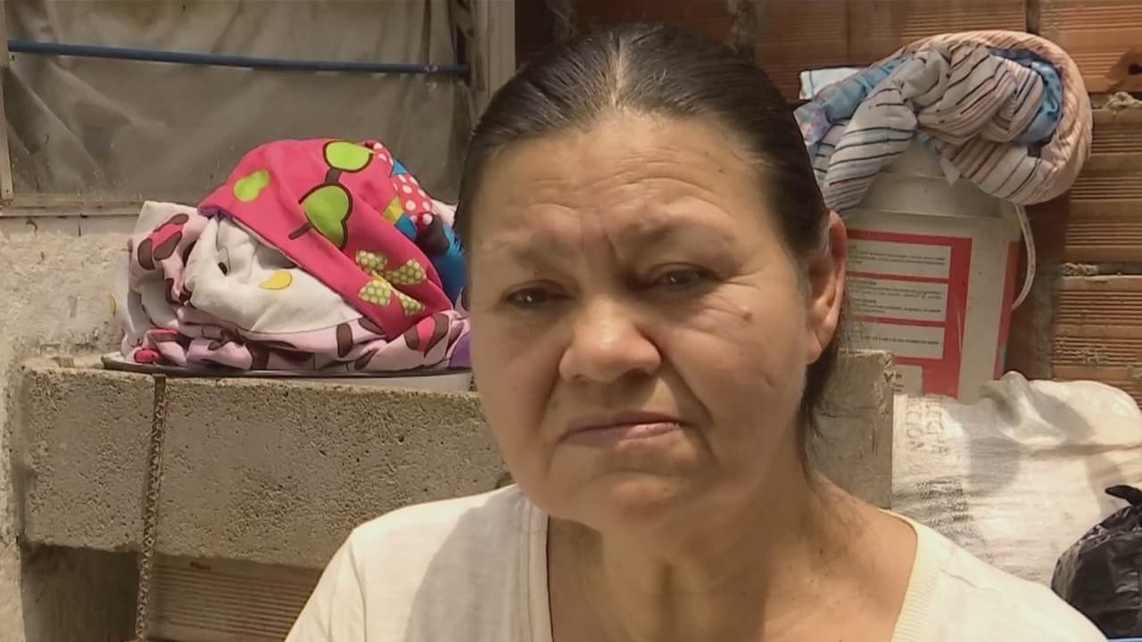 Madre de hijos con discapacidades vive angustiada de que la casa donde viven se caiga