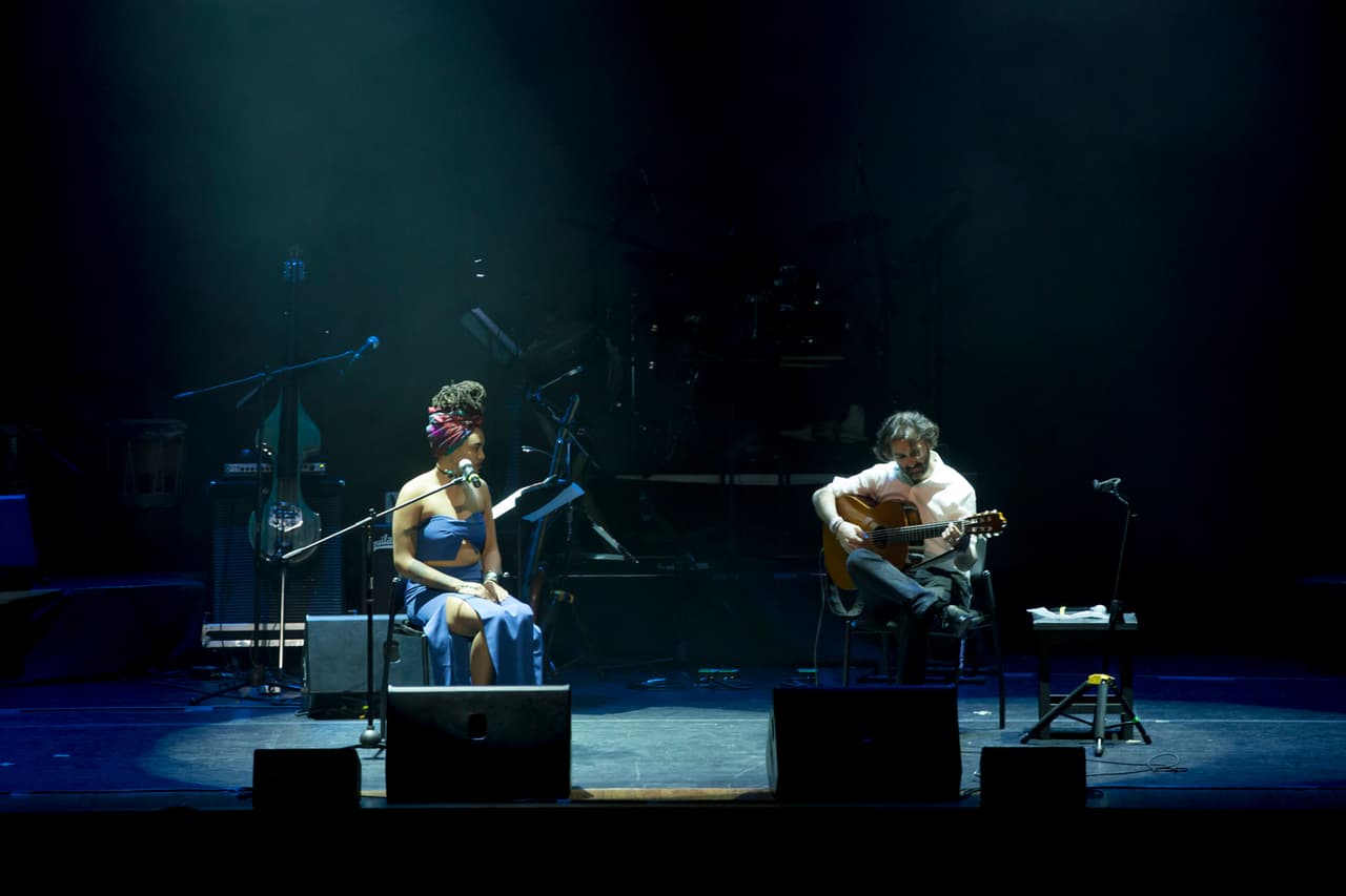Tonina Saputo (I) acompañada por Javier Limón, abriendo el concierto Caminos de ida y vuelta.