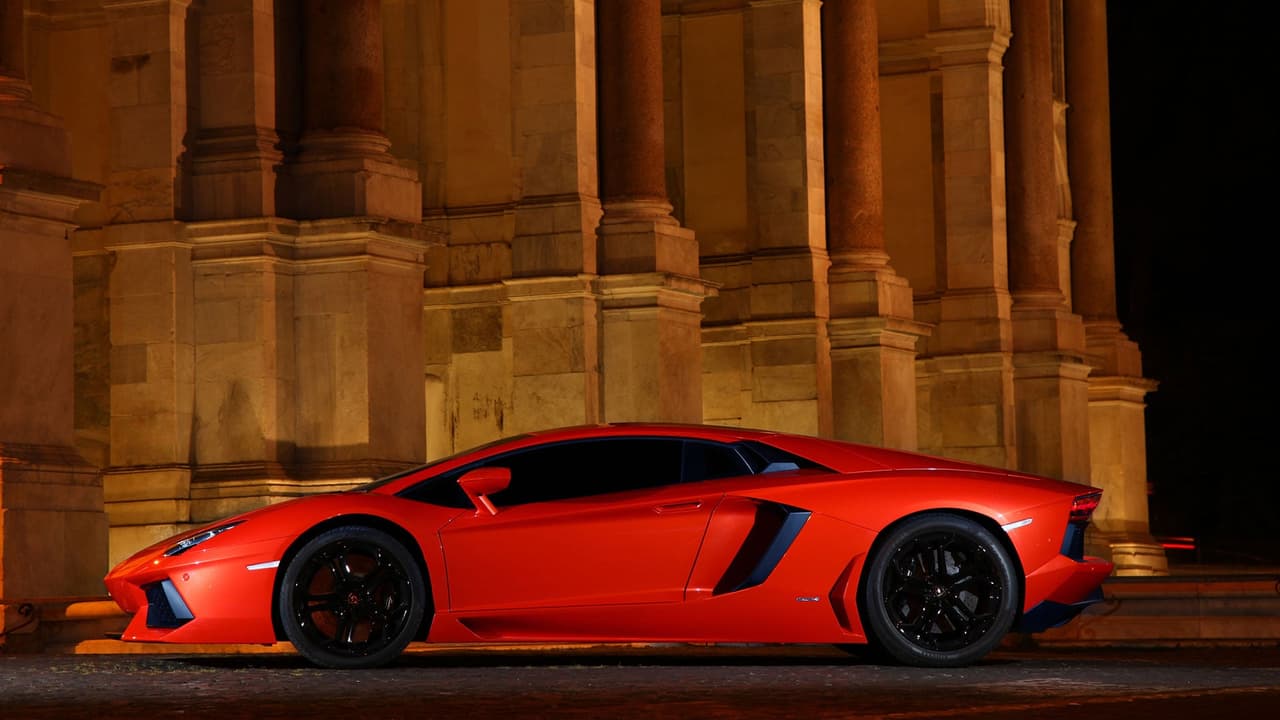 El Lamborghini Aventador trae un imponente motor V12 de 6.5 litros que alcanza una potencia de 700 caballos de fuerza con un torque de 510 libras-pie. Posee una caja de siete marchas y tracción en las cuatro ruedas controlada electrónicamente. Según la marca llega a una velocida tope de 217 millas por hora.