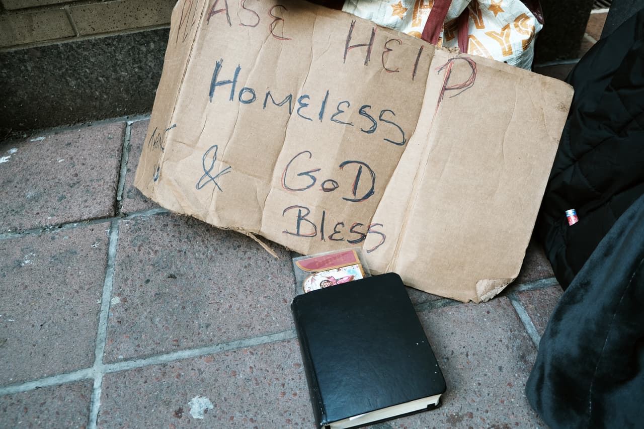 En una declaración conjunta, el alcalde la ciudad de Nueva York, Eric Adams, y la alcaldesa de DC, Muriel Bowser, llamaron a la ciudadanía a reportar cualquier información sobre el sospechoso.