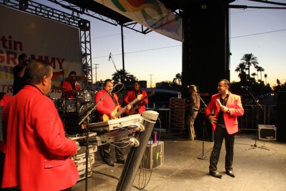 El popular Conjunto Primavera cerró con broche de oro la gran celebración del Latin Grammy Street Party en Phoenix, donde cientos de personas se congregaron desde muy temprano para escucharlos y cantar con ellos.