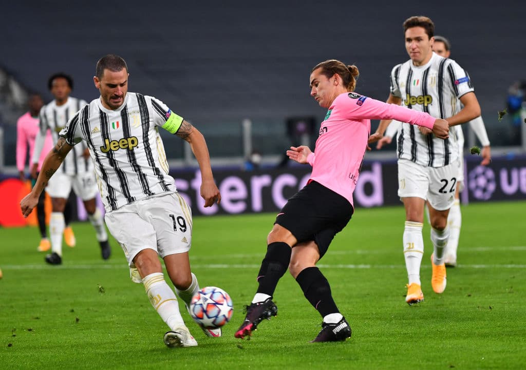 Con goles anulados, Barcelona se impone a la Juventus 2-0 tranquilamente. Dembelé abrió el marcador al minuto 14, sin embargo fue un partido sufrido para la Juventus, que jugó sin su estrella Cristiano Ronaldo. Messi remató la victoria tras cobrar un penal durante los últimos minutos del partido.