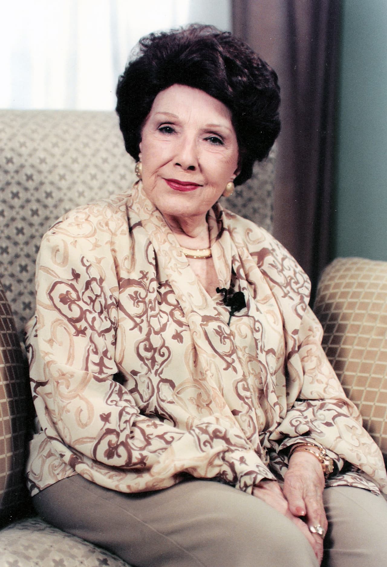 La primera actriz no pudo terminar las grabaciones debido a que falleció a los 92 años por complicaciones a causa de una neumonía.