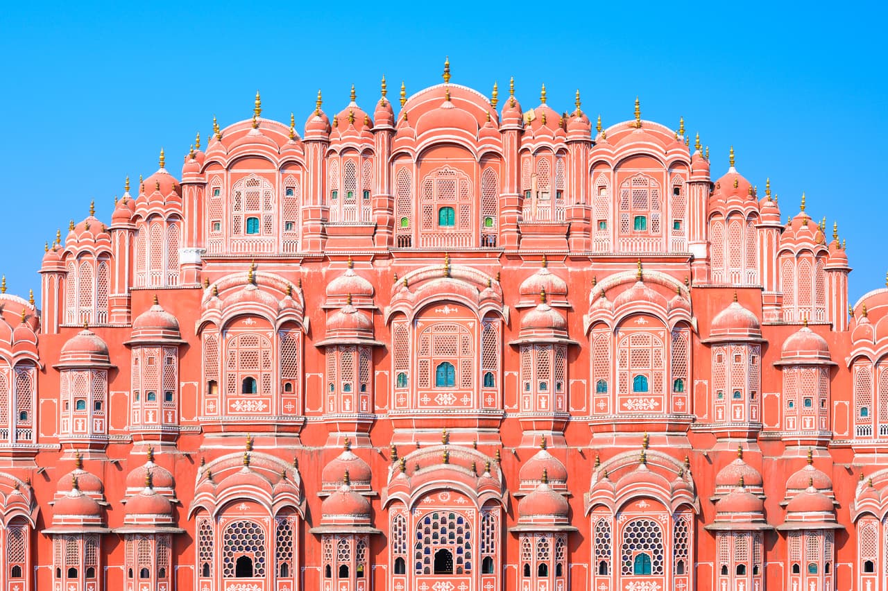 <b>La ‘Ciudad Rosa’, Jaipur, India</b>
<br>
<br>En 1876, el maharajá de la ciudad ordenó que los edificios se pintaran de un tono rosa anaranjado para la visita real del Príncipe Alberto y la Reina Victoria de Inglaterra. Desde entonces, muchas estructuras en el casco antiguo permanecen de ese color.
<br>