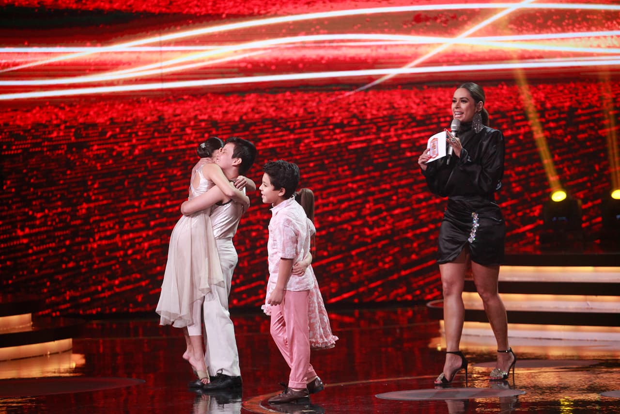 Albertano, quien logró que Miguel Bosé expresara "¡Bravo!" y que Karol Sevilla dijera "¡Qué increíble!", finalmente le entregó el punto a la joven pareja.