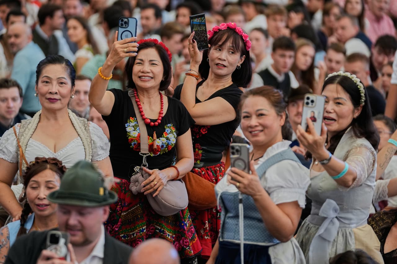 Unos visitantes toman fotografías del desfile de la 191.ª edición del festival de la cerveza Oktoberfest en Múnich, Alemania, el sábado 19 de septiembre de 2026.
