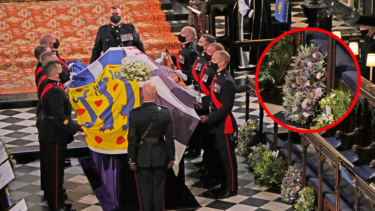 En algunas de las fotos se logra identificar la nota que fue colocada en el arreglo de los Sussex, cuyas flores fueron elegidas por ellos mismos y tuvieron un significado especial. 
<br>