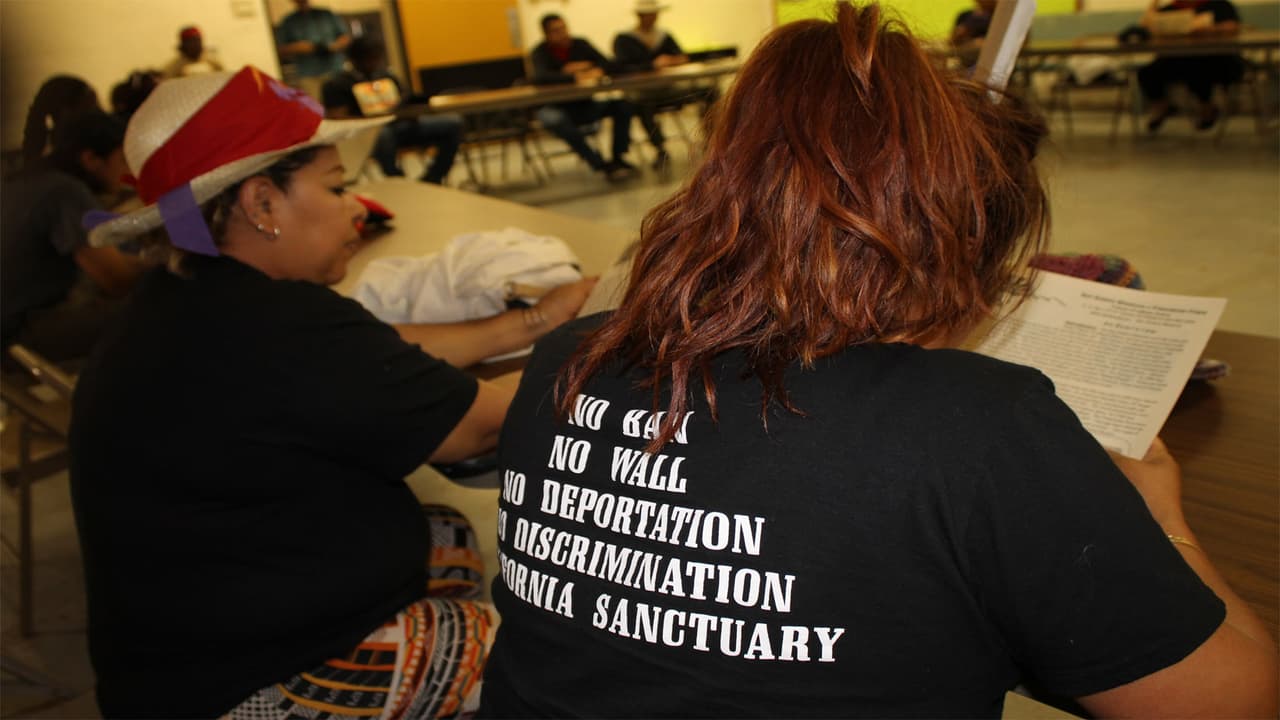 Con camisetas que piden la no construcción del muro fronterizo los activistas y miembros de la coalición llegaron a Arizona.