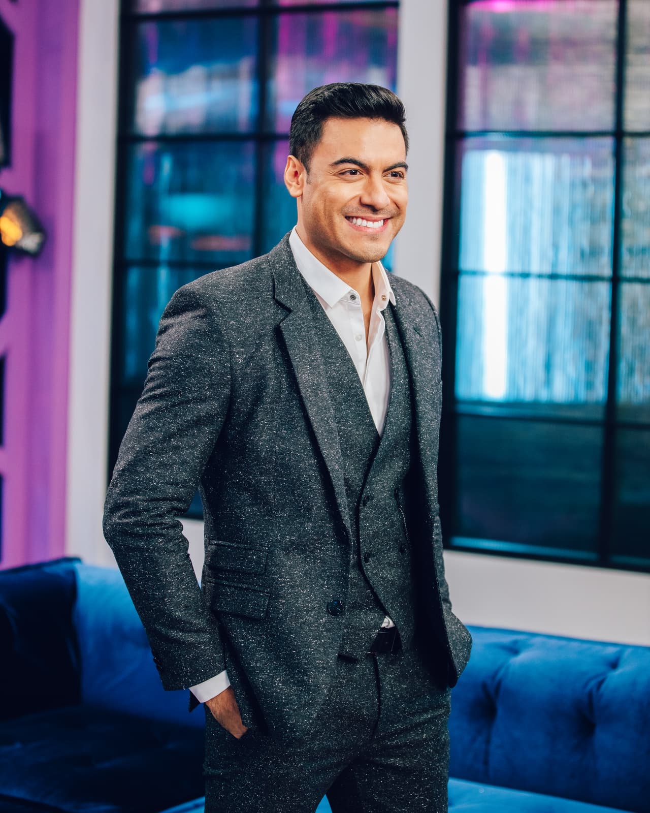 Carlos Rivera fue uno de los invitados musicales de la noche y además de deleitarnos con su tema 'Cuantas Veces', también engalanó la noche con un outfit muy elegante.