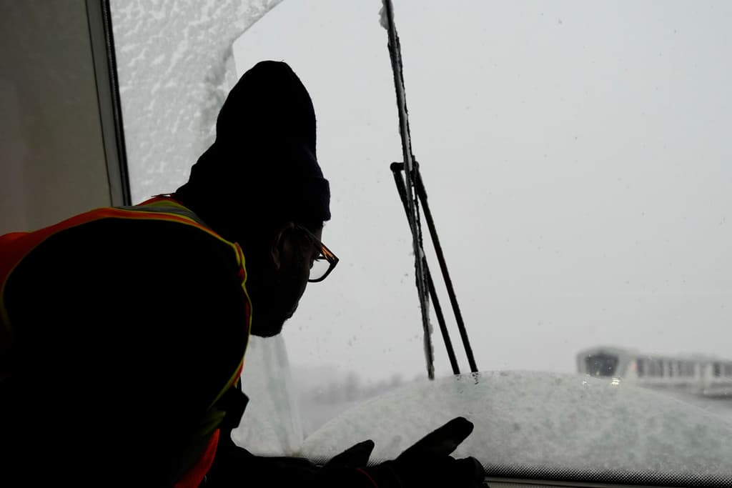 La tormenta provocó también que más de 
<b>900 de vuelos fueran cancelados y decenas de retrasos</b> siendo los aeropuertos más afectados los de 
<b>Nueva York, Washington D.C. y Boston</b> los más afectados. Se prevé que la situación continúe a lo largo del día.
<br>