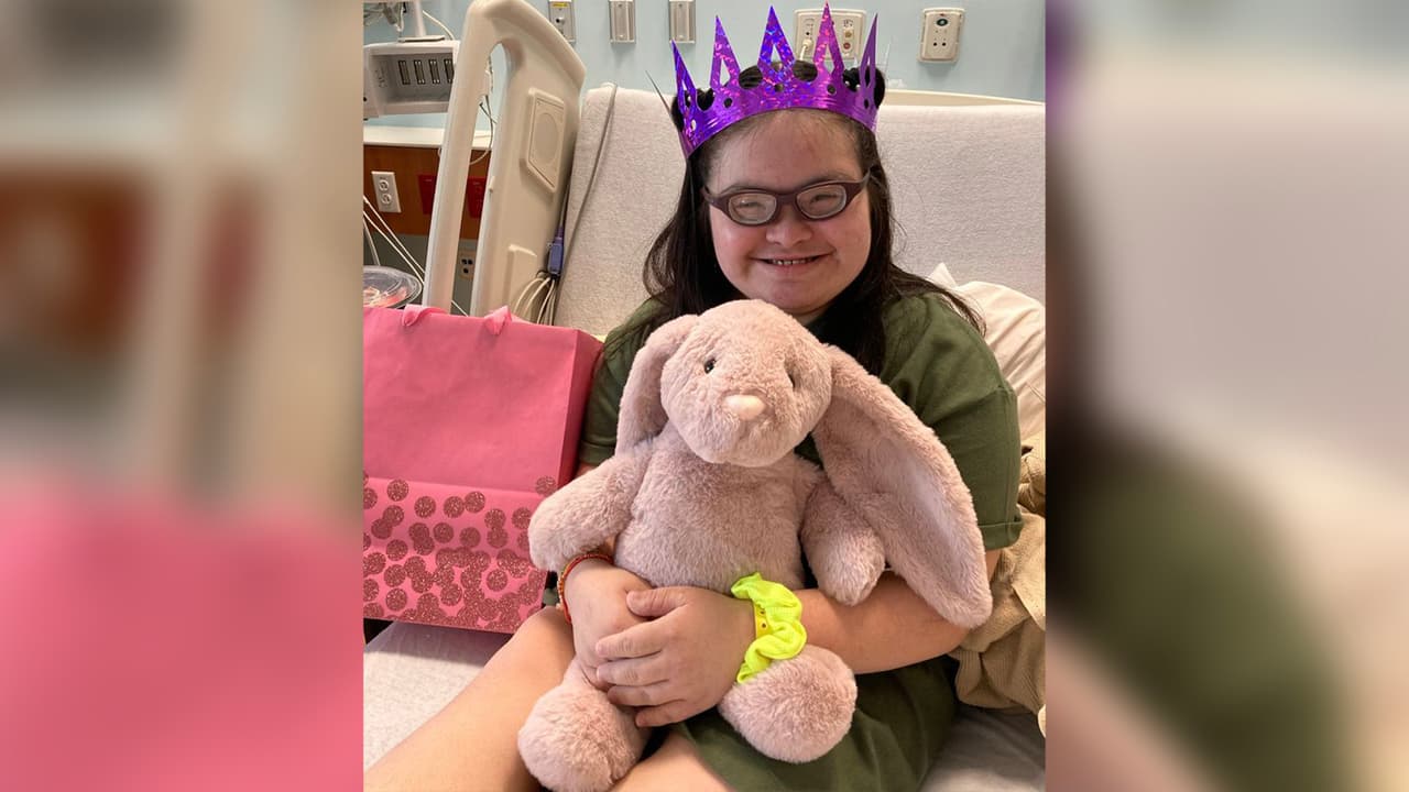 <a href="https://www.univision.com/local/houston-kxln/me-arrepiento-mucho-el-drama-de-una-madre-que-no-se-quiso-vacunar-contra-el-coronavirus-y-termino-hospitalizada-video">Ambas tuvieron que ser hospitalizadas</a> y entubadas debido a la gravedad de la enfermedad. "Fue difícil, yo caí en depresión porque nadie estaba con mi hija, estaba sola. Mientras ella luchaba en un hospital yo también estaba grave en otro hospital", dijo Mejía.