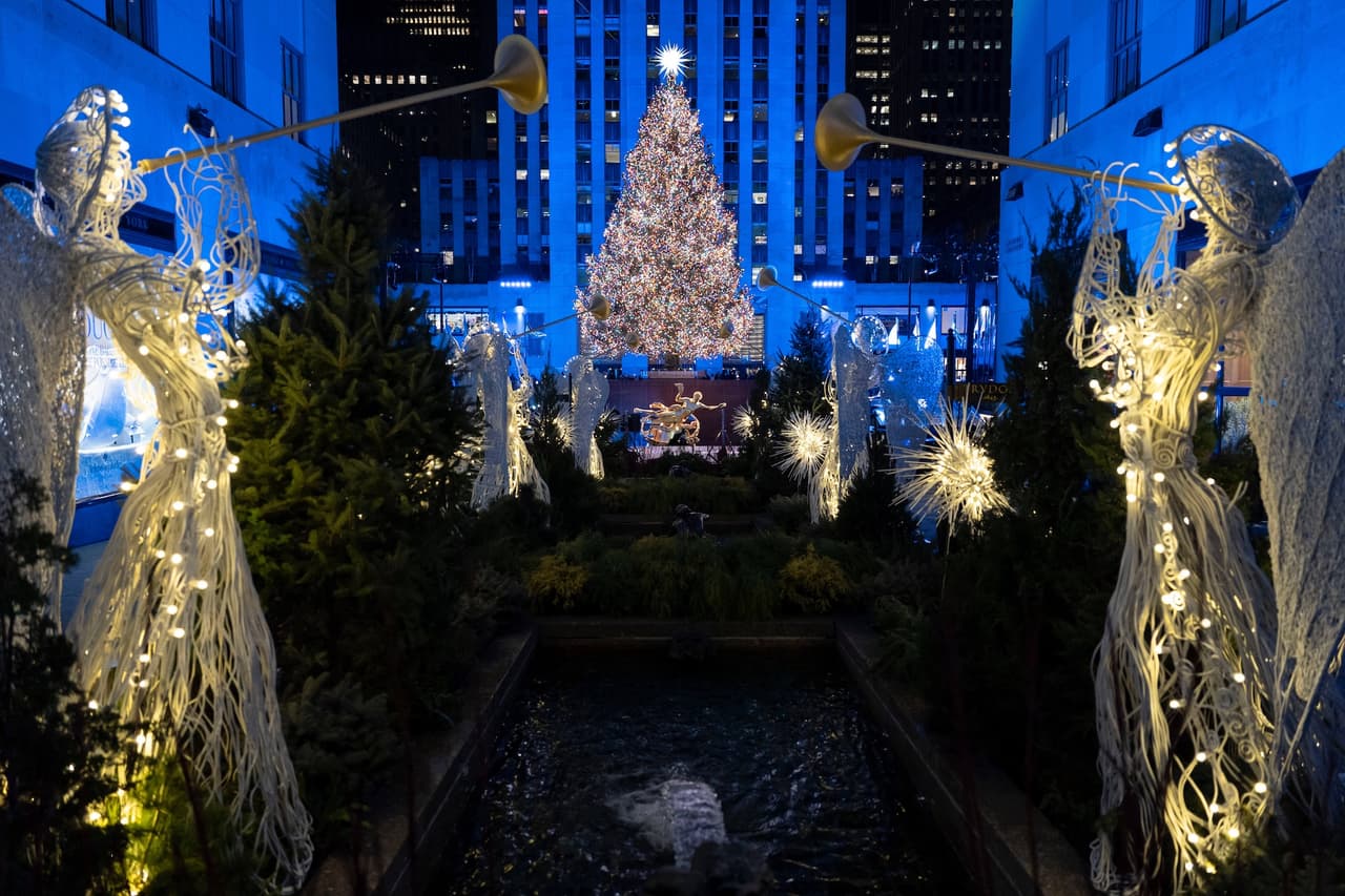 Dos años después, en 1933, se celebró la primera ceremonia oficial de encendido, estableciendo una costumbre que evolucionaría hasta convertirse en uno de los eventos navideños más emblemáticos de Estados Unidos.