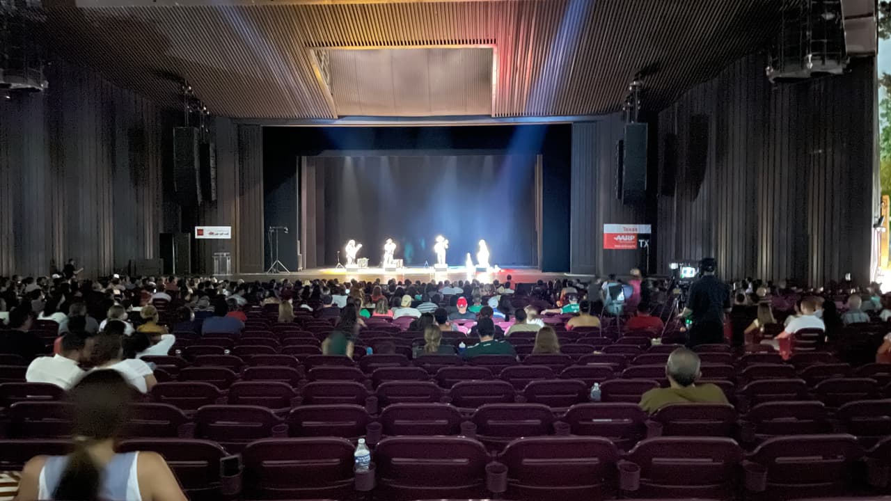 La fiesta mexicana se transmitió en vivo en plataformas digitales del Teatro Miller.