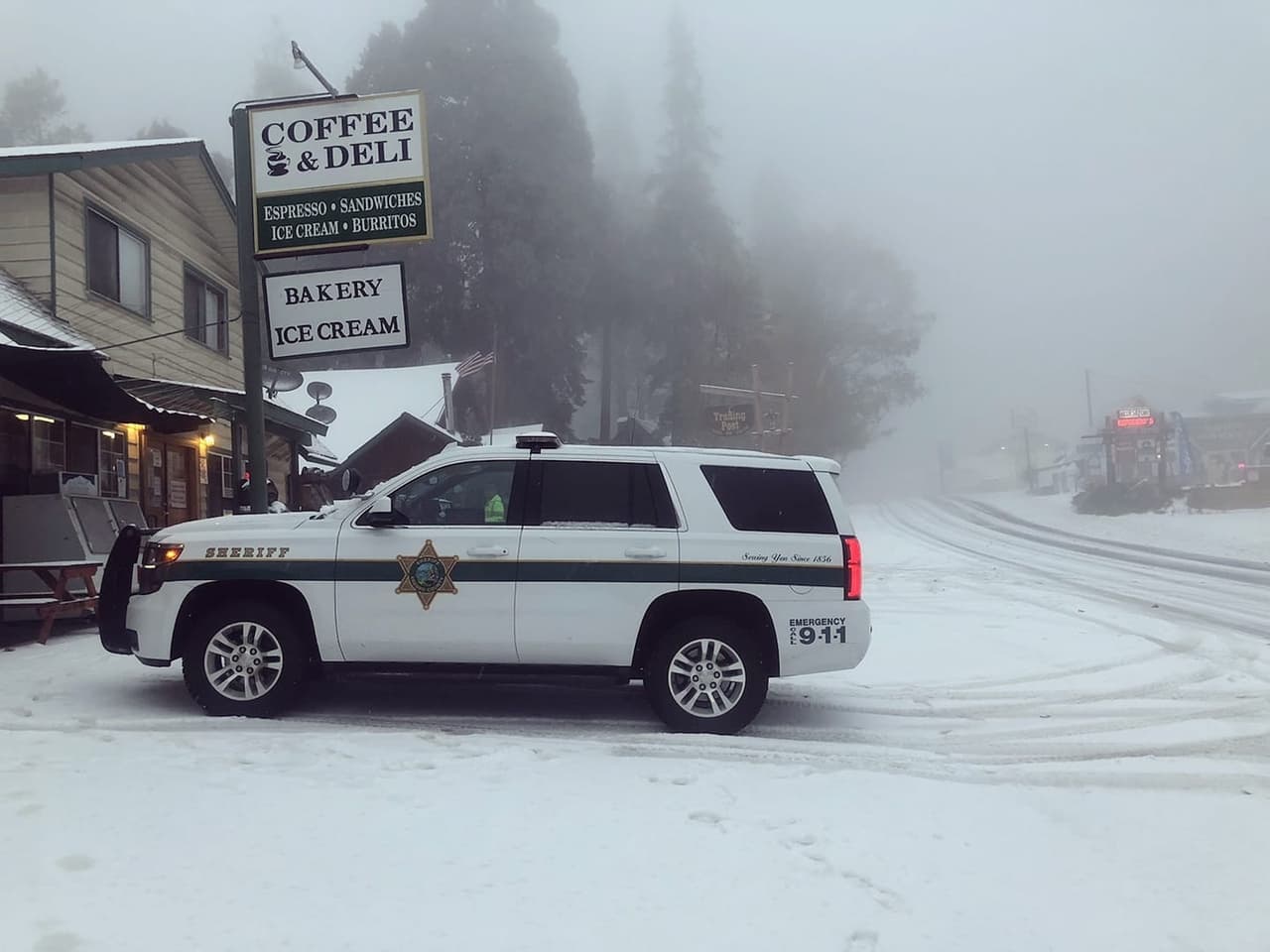 Autoridades advierten que la visibilidad se puede ver comprometida en aquellas zonas donde está cayendo nieve, tales como la carretera 168, autopista 5 y otros caminos aledaños ubicados en la parte alta y montañosa de los condados de Fresno, Madera, Tulare y Kern.