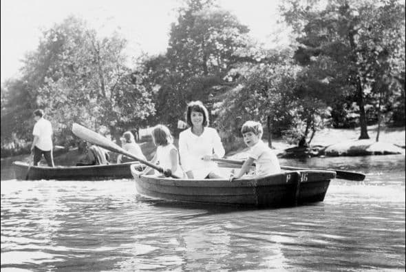 Ese es el punto del matrimonio, se detecta el problema en la voz y no debes preguntar por qué. Así que regresamos a Washington. ¿Cuántos días duró la crisis? 11, 10… Desde ese momento no había despertar o dormir… no sé cual día era que cosa…. P. 263...