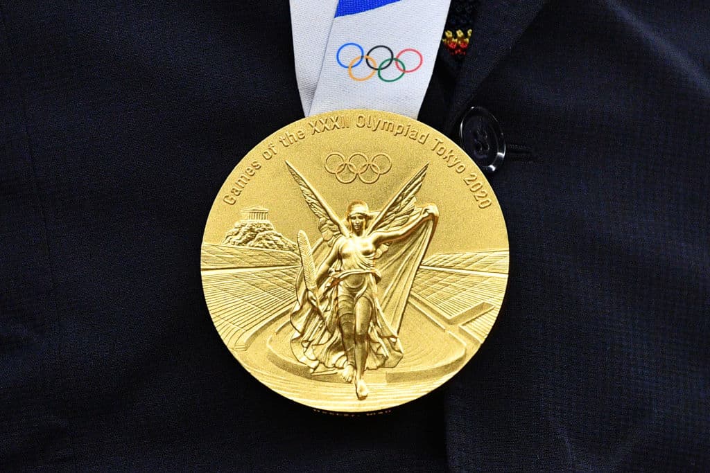 La historia de la mujer que encontró una medalla olímpica de oro mientras paseaba a sus perros