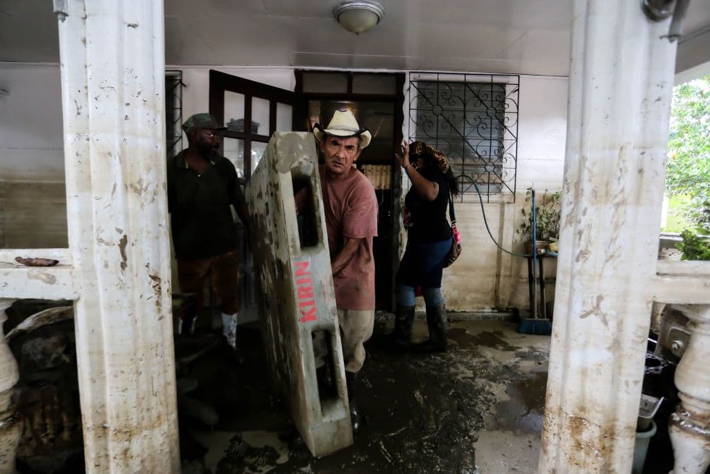 Residentes de La Lima, en Honduras, recogen sus pertenencias y evacúan ante la llegada inminente del huracán Iota.