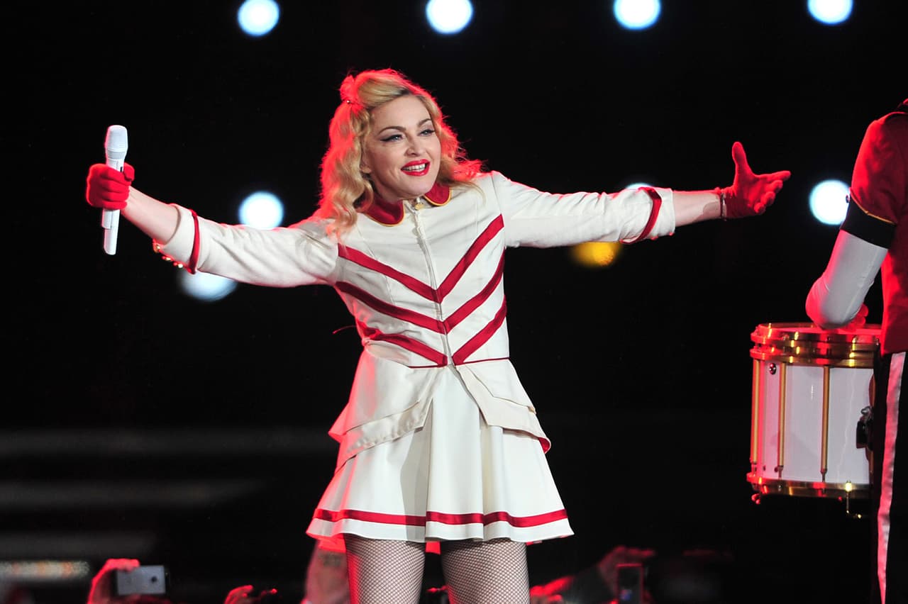 Como si quisiera invocar una cierta ingenuidad su tour mundial
<i>MDNA</i> del 2012 fue su oportunidad de vestirse de cheerleader y alardear de aires vintages y cincuenteros.