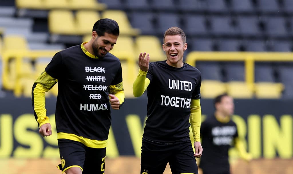 Thorgan Hazard con la leyenda "United Together" en su camiseta durante el calentamiento del Dortmund.