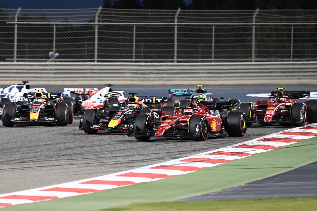 Una postal maravillosa ver a los 20 vehículos compitiendo en la primera carrera.
<br>