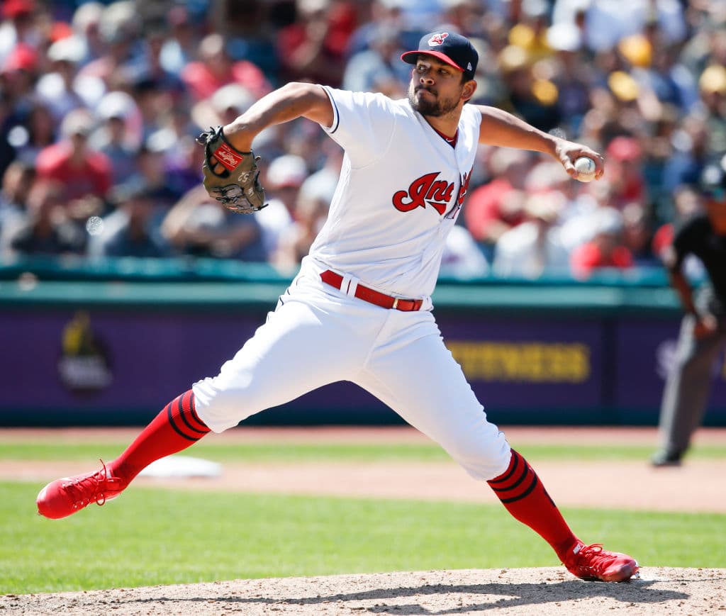 El taponero (LHP) Brad Hand y el relevista (RHP) Adam Cimber va de los Padres a los Cleveland Indians. San Diego recibe a Francisco Mejía, considerado el mejor cátcher de las ligas menores.