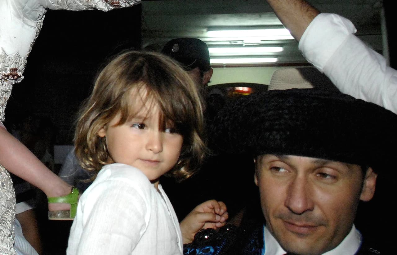 Pero fue a principios del año 2017 que
<b>Colate</b> retomó el pleito contra
<b><a href="http://www.univision.com/temas/paulina-rubio">Paulina</a></b>, pues aseguró que no había cumplido con el trato al no dejarlo ver a su hijo. ¿Paulina Rubio y Colate podrán llevarse bien algún día?