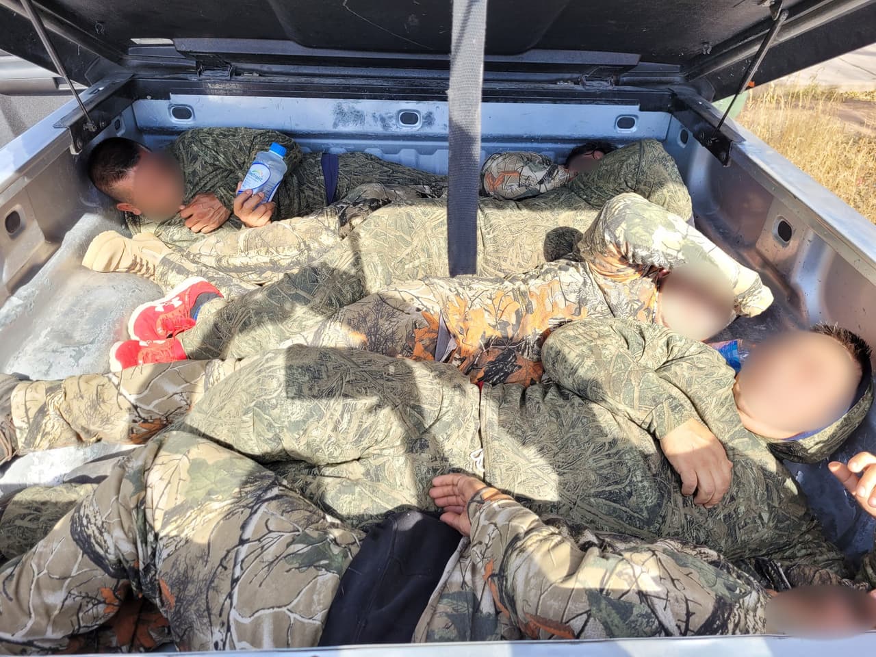 Los contrabandistas no tienen en cuenta la seguridad de los demás, poniendo en peligro a los migrantes, a las fuerzas del orden público y al público en general, tuiteó John Modlin, jefe del sector Tucson de la Patrulla Fronteriza.