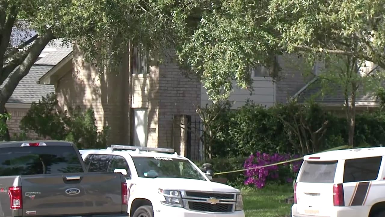 Las autoridades siguen investigando el hecho que dejó cuatro personas muertas y dos perros.