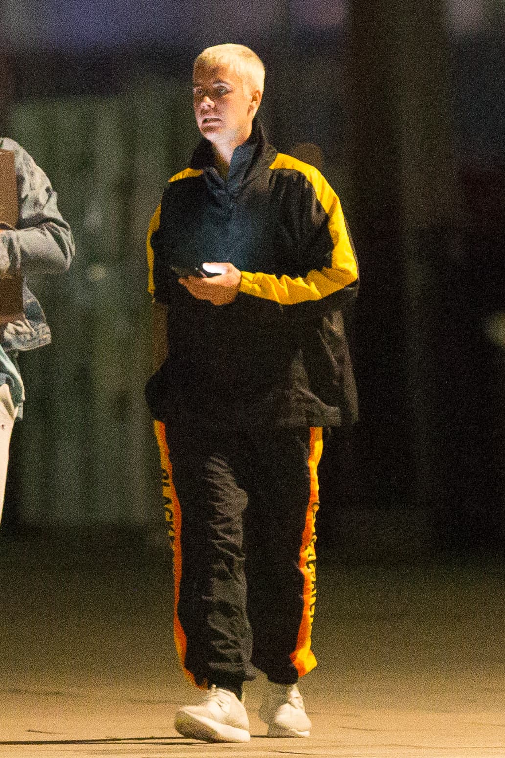 Justin Bieber fue visto de fiesta en un barco con alrededor de diez mujeres, bebiendo, charlando y bailando hasta bien entrada la noche, desembarcando alrededor de la 1:30 a. m. el 12 de marzo. Justin también pareció entrar en una discusión con uno de sus guardias de seguridad antes de darle un abrazo.