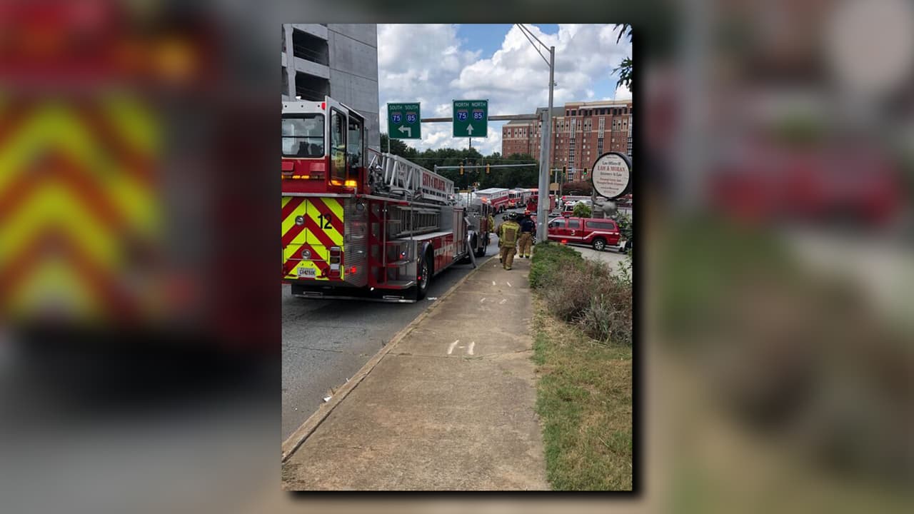 Los informes han confirmado que al menos una persona, que se cree que es un trabajador de la construcción, quedó atrapada entre los escombros del derrumbe.