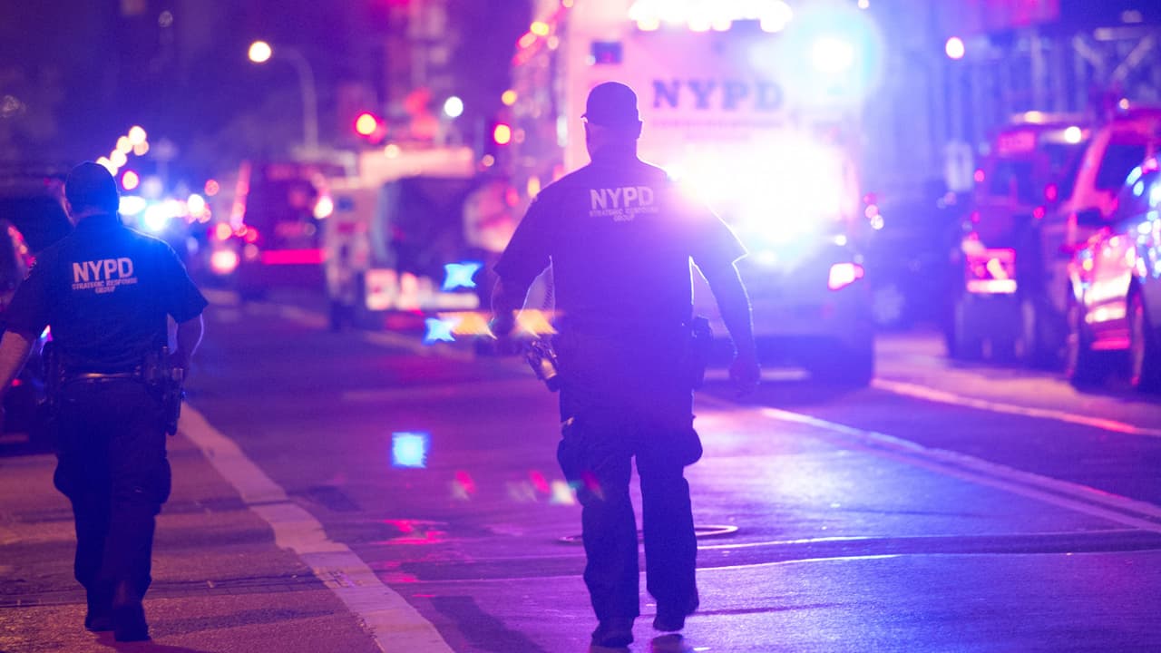 Abaten a hombre armado que presuntamente se enfrentó a dos oficiales en Brooklyn