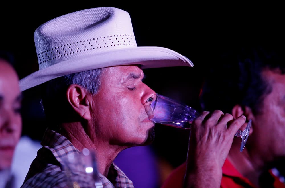 Y luego de 15 segundos de disfrutar la bebida, gritaban un sonoro "¡salud!". Tras haber roto el récord, los asistentes al acto celebraron cantando la conocida canción de 'Cielito lindo'. 
<br>