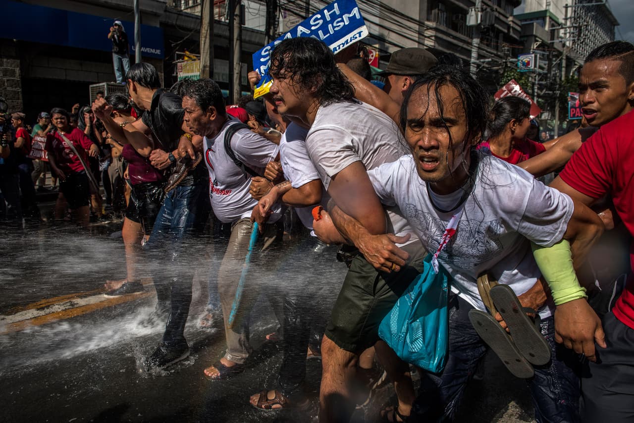 Aunque las protestas se desarrollaron en su mayoría pacíficamente, en los alrededores de la embajada de Estados Unidos se presentaron disturbios con la policía que usó agua a presión para dispersar a los manifestantes.
<br>