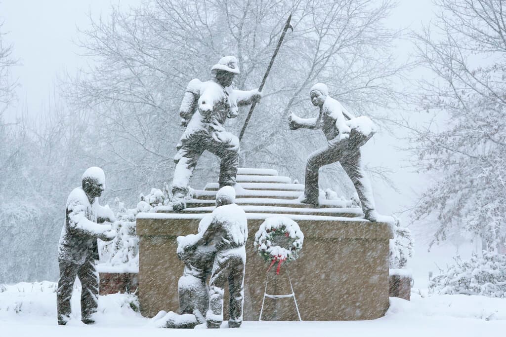 Un memorial por los bomberos de Maryland se cubrió de una capa de nieve este lunes.