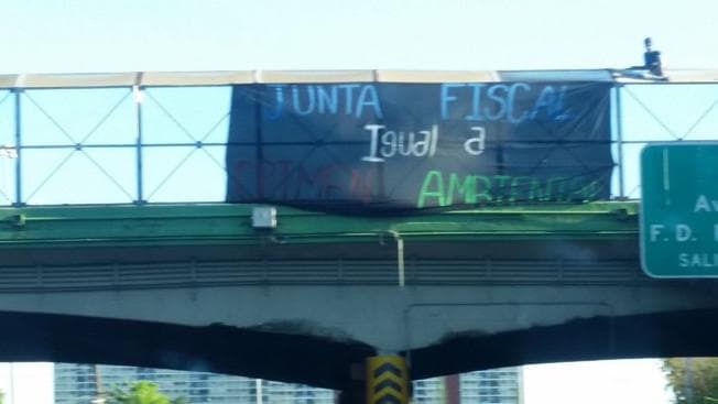 “Tito” Kayak” se manifiesta en puente de la Américo Miranda contra junta federal de control fiscal