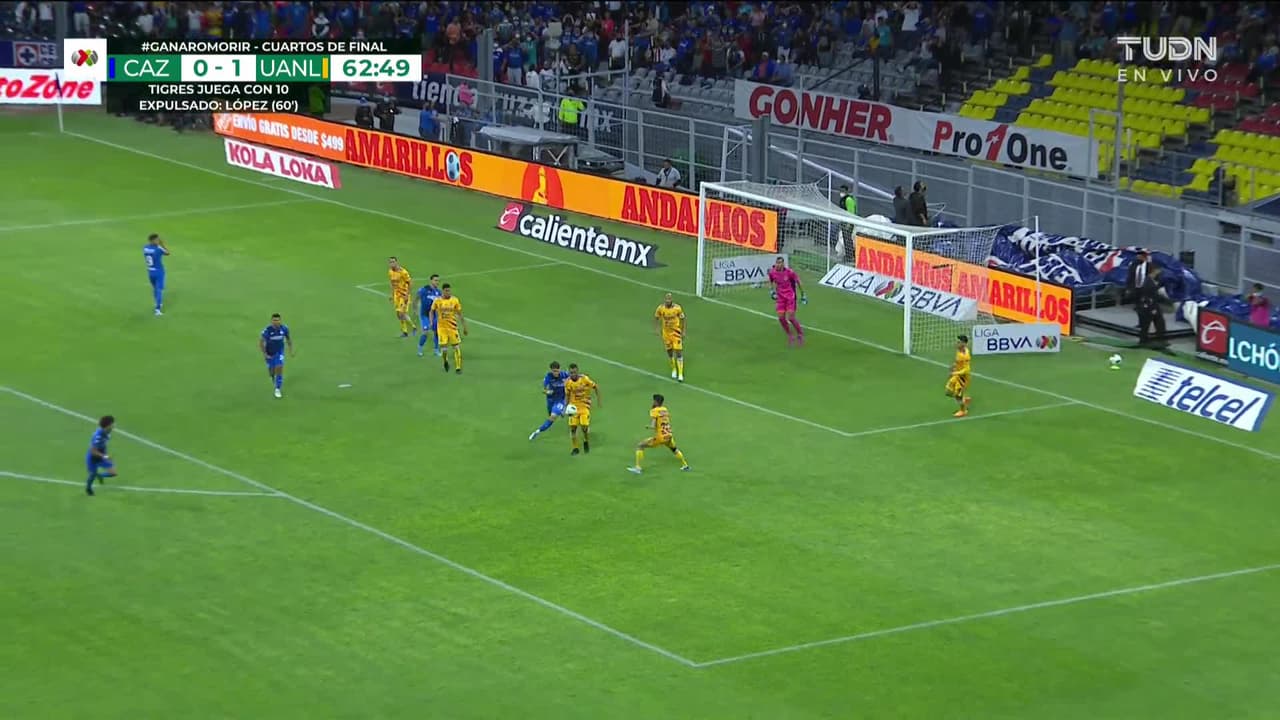 ¡TIRO ATAJADO! disparo por Ángel Romero.