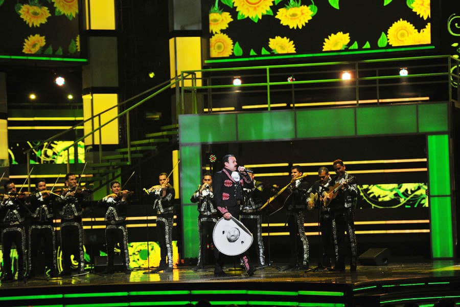 Pepe Aguilar fue honrado con el Premio a la Excelencia y esa noche tuvo un performance que incluyó los temas: 'Prometiste', 'Miedo', 'Por mujeres como tú', 'Por una mujer bonita' y 'Por una mujer casada'.