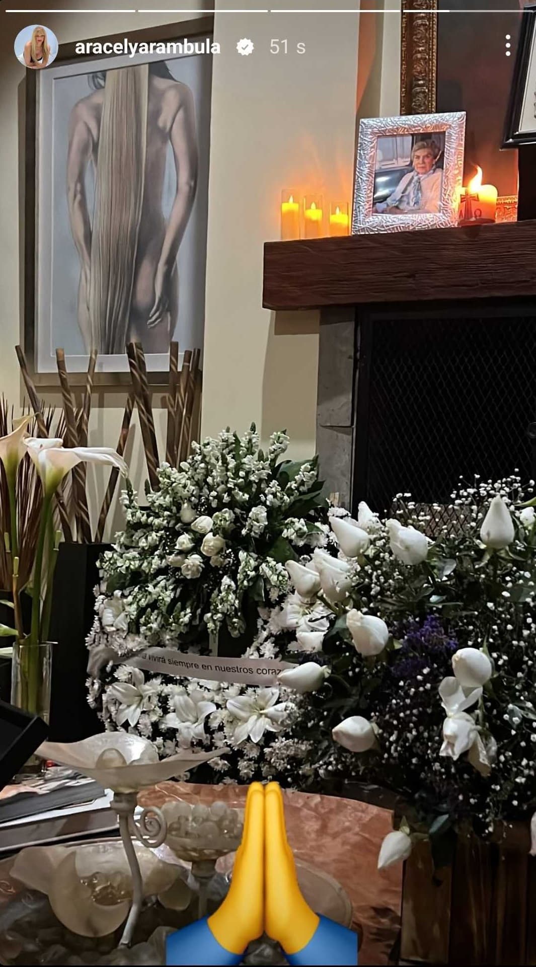 Aracely Arámbula mostró el altar que tiene colocado en honor a su mamá.