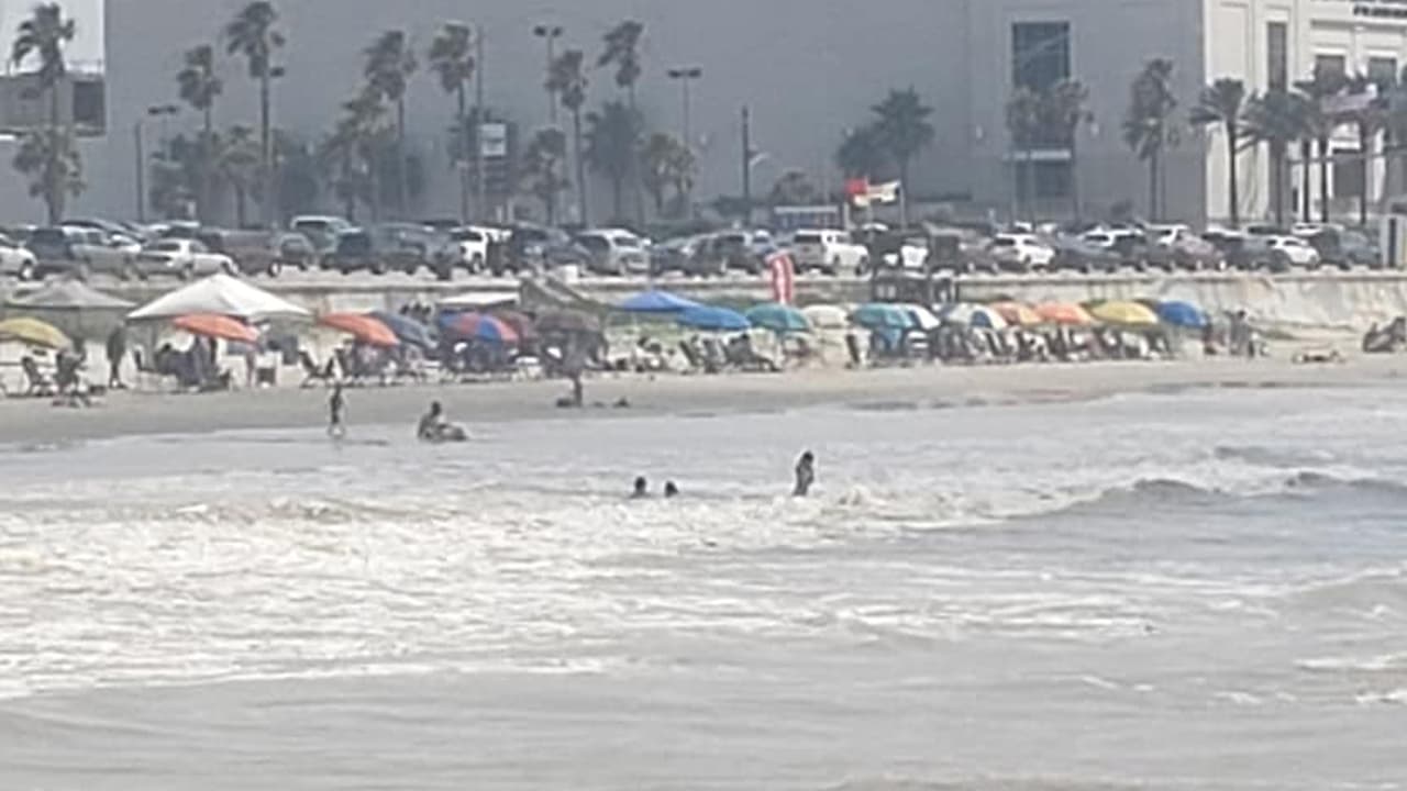 Para evitar el contagio del
<b><a href="https://www.univision.com/local/houston-kxln/asesor-especial-del-alcalde-turner-keith-wade-muere-por-coronavirus">coronavirus</a></b> se recomienda mantener una distancia de 6 pies entre persona y personas.