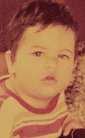 "Unos cuantos cachetes atrás... Perdón, unos cuantos años atrás", Yisus bromea sobre esta foto.