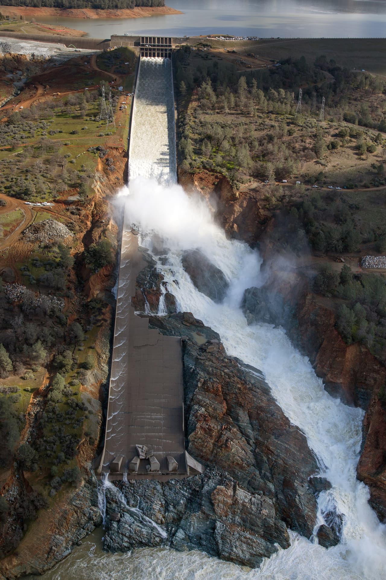 Esta imagen aérea muestra el brazo de agua que se creó en la ladera, como si fuera un río.