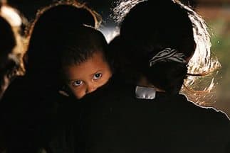 Niños migrantes pasan semanas bajo la custodia del gobierno, incluso cuando sus padres viven en EEUU, según reporte
