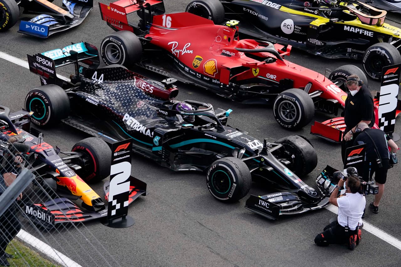 Lewis Hamilton consiguió el primer sitio en el Circuito de Silverstone. Verstappen y Leclerc completaron el podio. Ricciardo y Norris llegaron en cuarto y quito, respectivamente. Stroll, compañero de Checo Pérez, terminó en el noveno puesto. El próximo fin de semana se correrá la carrera del septuagésimo aniversario.