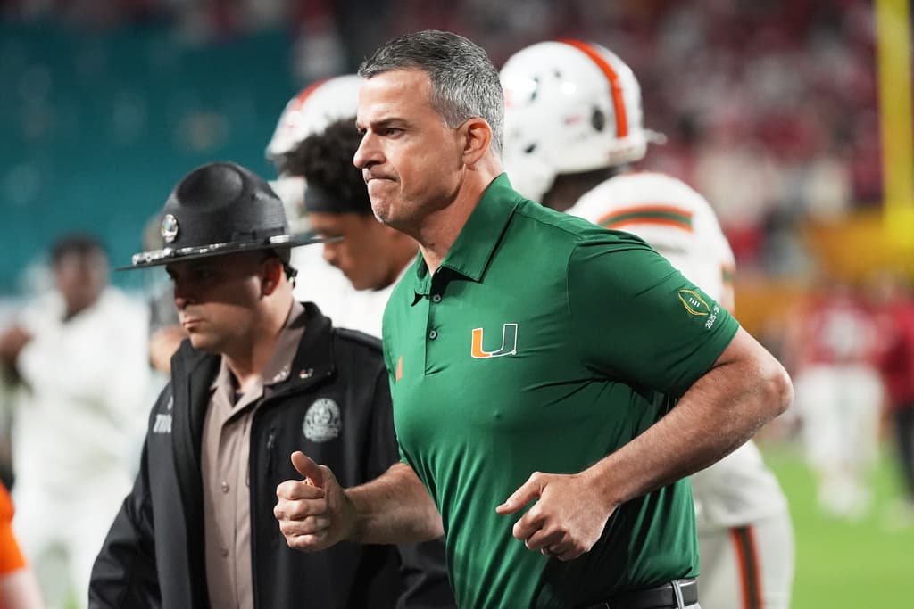 El entrenador Mario Cristobal entra al terreno de juego.