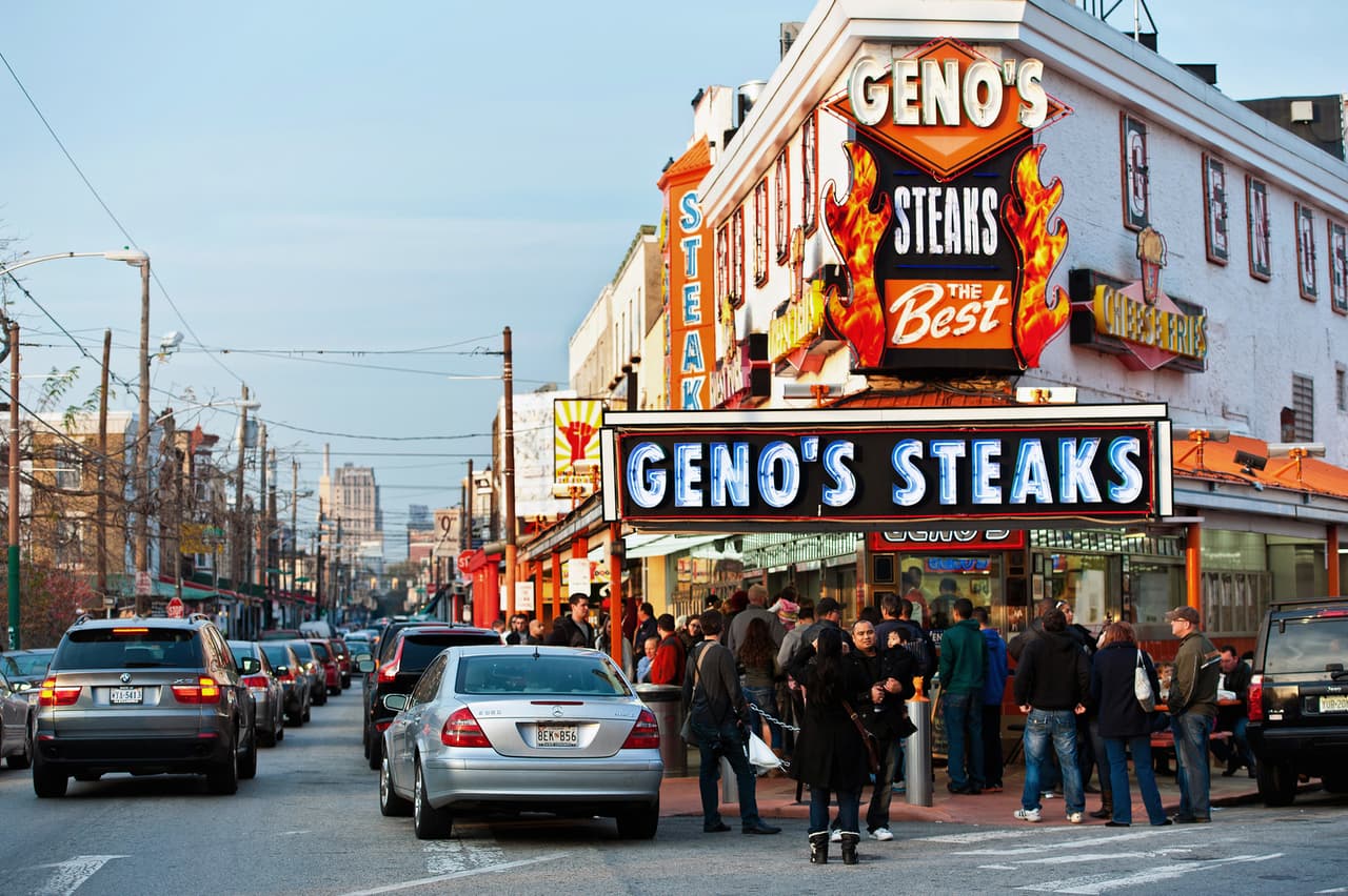 Puede que esté al otro lado de la calle del local de cheesesteak más antiguo de la ciudad, pero Geno's Steaks es un competidor formidable, que ha estado jugando rollo por rollo con Pat's durante décadas. ¿La clave del éxito para el spot 24/7? Bistec de costilla de calidad en rodajas finas para obtener la máxima jugosidad, las cebollas más frescas y el pan casero. Geno's ofrece comida para llevar y entrega local.