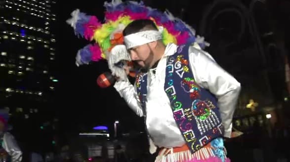 Matachines bailaron por las calles de Dallas en honor a la Virgen Morena.